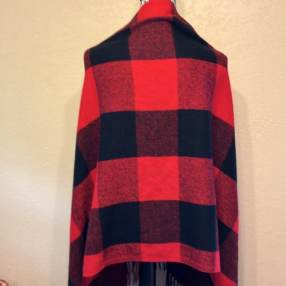 COTTAGE COZY NWT ONE SIZE BUTTON SCARF WRAP SHAWL IN RED & BLACK PLAID - Picture 3 of 6